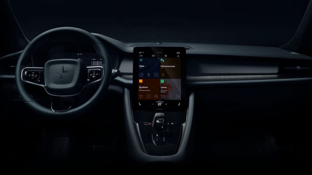 Polestar 2 indefra med rattet til venstre og et tændt infotainment i midten, der viser appsene Google Maps, Stemmestyring, Telefon og Spotify